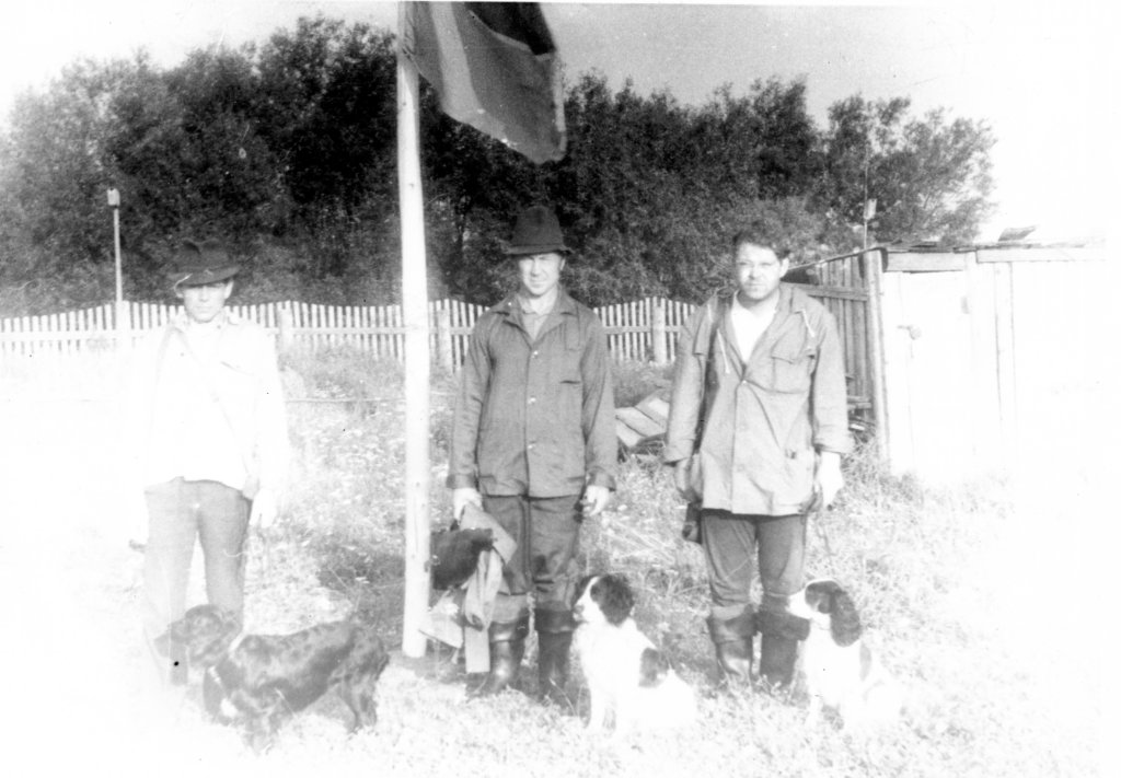на состязаниях по утке в кирове 1978г.Под флагомГусев с гретой,куракин с флоей,Комиссаров.jpg